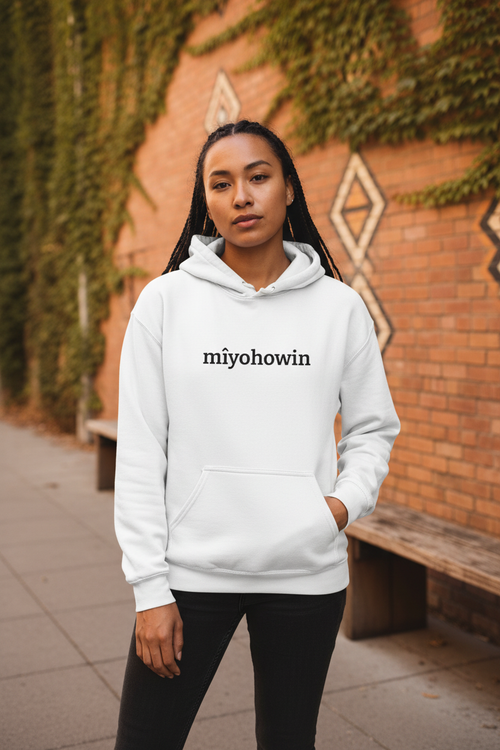 mîyohowin – White Hoodie Lifestyle